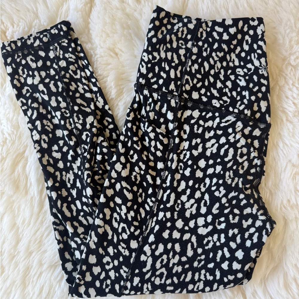 Athleta Black and White 7/8 salutation stash pocket II